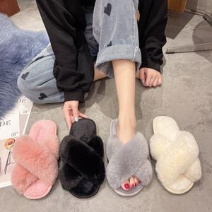 Chaussons d'intérieur pour femmes en fausse fourrure, design croisé, semelle EVA souple, antidérapants, chauds, pour l'hiver - Product Image 1