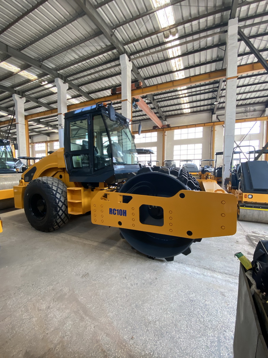 4000kg Vibratory Road Roller Variable Speed Roller Road Machine
