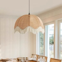 Luminaire suspendu artisanal en rotin tressé de style bohème naturel, forme coquille Saint-Jacques avec pompon, pour la décoration de bars et restaurants
