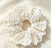 Chouchou à cheveux brodé en dentelle style français vintage, avec doublure florale délicate et volant moelleux, élastique pour queue de cheval, cadeau pour filles