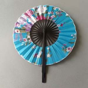 Éventail pliant vintage pour femme, motif fleur de cerisier sculpté, en bambou et tissu teinté, avec pompon, style artisanal élégant, os noir - Product Image 4