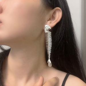 ต่างหูมุกทรงก้างปลาหางปลา ดีไซน์วินเทจ ชุบทอง  สำหรับงานปาร์ตี้ - Product Image 3