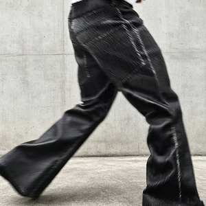 <span class=keywords><strong>Pantaloni</strong></span> in Pelle Sintetica Effetto Screpolato <span class=keywords><strong>Neri</strong></span> Oversize Stile Streetwear per <span class=keywords><strong>Uomo</strong></span> - Product Image 4