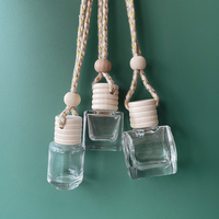 Nouveau design 8ml carré suspendu de voiture désodorisant couleur personnalisée vide diffuseur de parfum en verre bouteille avec couvercle en bois
