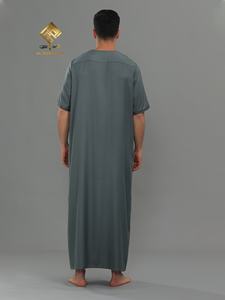 Túnica de oración Al Haramain para hombre, de algodón, cuello en V, manga corta, largo hasta el tobillo, gris liso, bordada, modesta y holgada - Product Image 2
