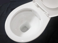 WC en céramique européen deux pièces avec siphon en P, double chasse d'eau, sans bride, cuvette de toilette à chasse d'eau descendante