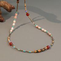 Collier ras du cou géométrique artisanal bohème pour femme, perles de riz en pierre naturelle colorées, design vintage style français 2026