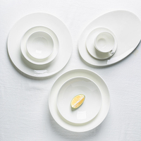 Service de table en porcelaine de luxe moderne 18 pièces en céramique de Chine, assiettes en porcelaine pour la restauration, passe au lave-vaisselle