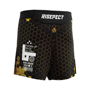 Shorts de MMA noirs dorés à coutures renforcées, séchage rapide, durables, avec fentes latérales, idéaux pour le BJJ sans équipement et le sparring - Product Image 5
