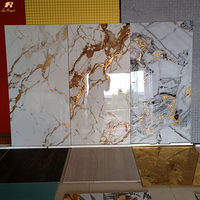 Carreaux de marbre Carrara blanc brillant et veiné or de Foshan, carreaux de céramique en porcelaine vitrifiée pour murs et sols intérieurs