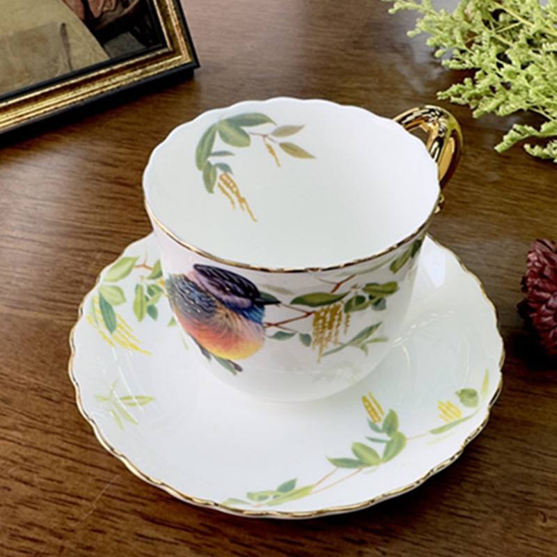 Bamboo leaves, little birds, a cup and a plate