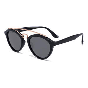 Gafas de Sol para Mujer, Montura de PC, Lentes UV400, Negras, Doble Puente, Protección Solar Moderna para Conducir, Viajar y Uso al Aire Libre - Product Image 5