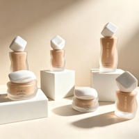 Pot en verre givré personnalisé de 100 ml avec couvercle à vis et finition mate estampillée or pour l'emballage de crème pour le visage et de sérum pour les soins de la peau