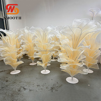 Fleur géante en organza blanc avec base, design personnalisé pour événements de mariage, hôtels, vitrines de magasins