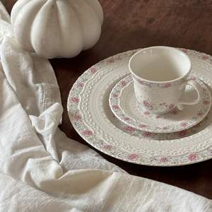 Vaisselle en céramique de style français, assiettes à fleurs en relief, tasses à café avec soucoupes et assiettes à dessert - Product Image 3