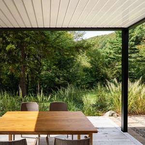 Pérgola de Aluminio de Alta Calidad con Techo de Láminas Ajustables y Drenaje Integrado, Estructura Ecológica para Balcón y Exteriores - Product Image 2