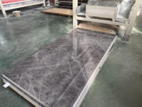 Plaque de marbre PVC moderne, légère, résistante à l'humidité, 1220x2440mm, 2mm, flexible, haute brillance, sans formaldéhyde, pour mur de bureau