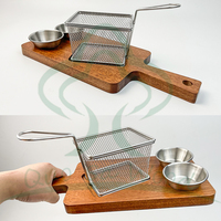 Plateau de service en bois de qualité supérieure avec panier à friture en acier inoxydable et tasses à condiments pour les gourmets et les paysages