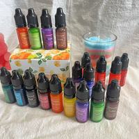 Tous les accessoires pour bougies, tels que les colorants pour bougies, les autocollants, les mèches de bougies, etc.