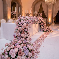 Chemin de table artificiel moderne de haute qualité en rose poudrée avec des fleurs de ranunculus et d'hortensia pour la décoration de table de mariage