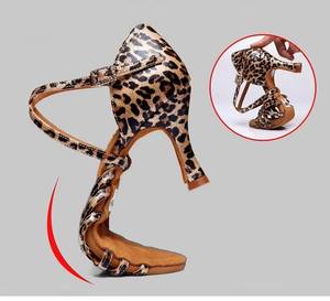 <span class=keywords><strong>Chaussures</strong></span> de <span class=keywords><strong>danse</strong></span> latine Leopard 7 cm en satin pour femme, idéales pour le swing, le jazz, la salsa, le tango, les soirées et la scène, avec semelle en daim et talon. - Product Image 6