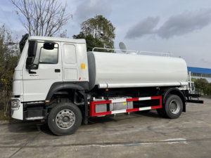 Camion-citerne Sinotruk HOWO 4x2 de 15 m³ avec moteur Weichai, arroseuse de rue, camion pulvérisateur d'eau routière - Product Image 2