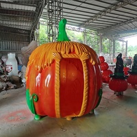 Grande maison citrouille en fibre de verre pour décoration d'Halloween, maison citrouille d'Halloween en fibre de verre pour fête en extérieur dans une patchwork de citrouilles