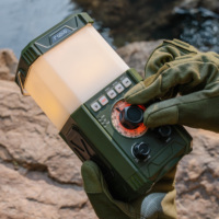 Lámpara de Camping Portátil con Radio, Bluetooth, Lector de Tarjetas TF, Luz de Lectura, Alarma Sonora y Luminosa SOS, Banco de Energía de Manivela