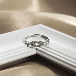Joyería al por Mayor de Alta Calidad, Anillo Ajustable con Cristales Pavé y Nudo de Amor Retorcido para Mujer - Product Image 6