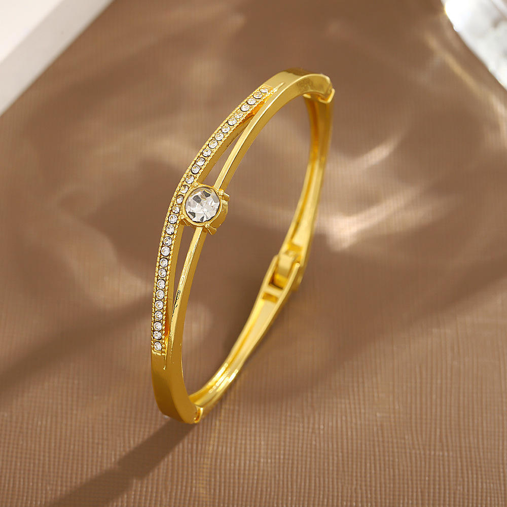 El brazalete de diamantes en color oro
