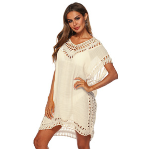 Robe de plage tropicale à col en V ajouré, bordure crochetée à la main, coupe ample, idéale pour les escapades en bord de mer et les tenues décontractées au bord de la piscine - Product Image 1