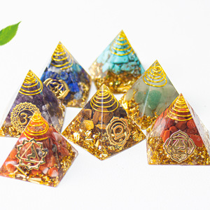 Commercio all'ingrosso Feng Shui animale croce 7 Chakra cristallo naturale ghiaia 3cm piramide intagliata a mano incisione eco-friendly Home Office - Product Image 3