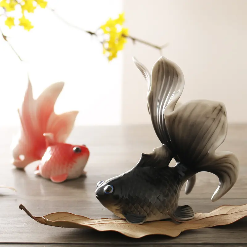 Cerámica suerte fengshui artes lindos pequeños peces adornos negro y rojo porcelana estatuilla mesa escritorio decoración del hogar accesorio