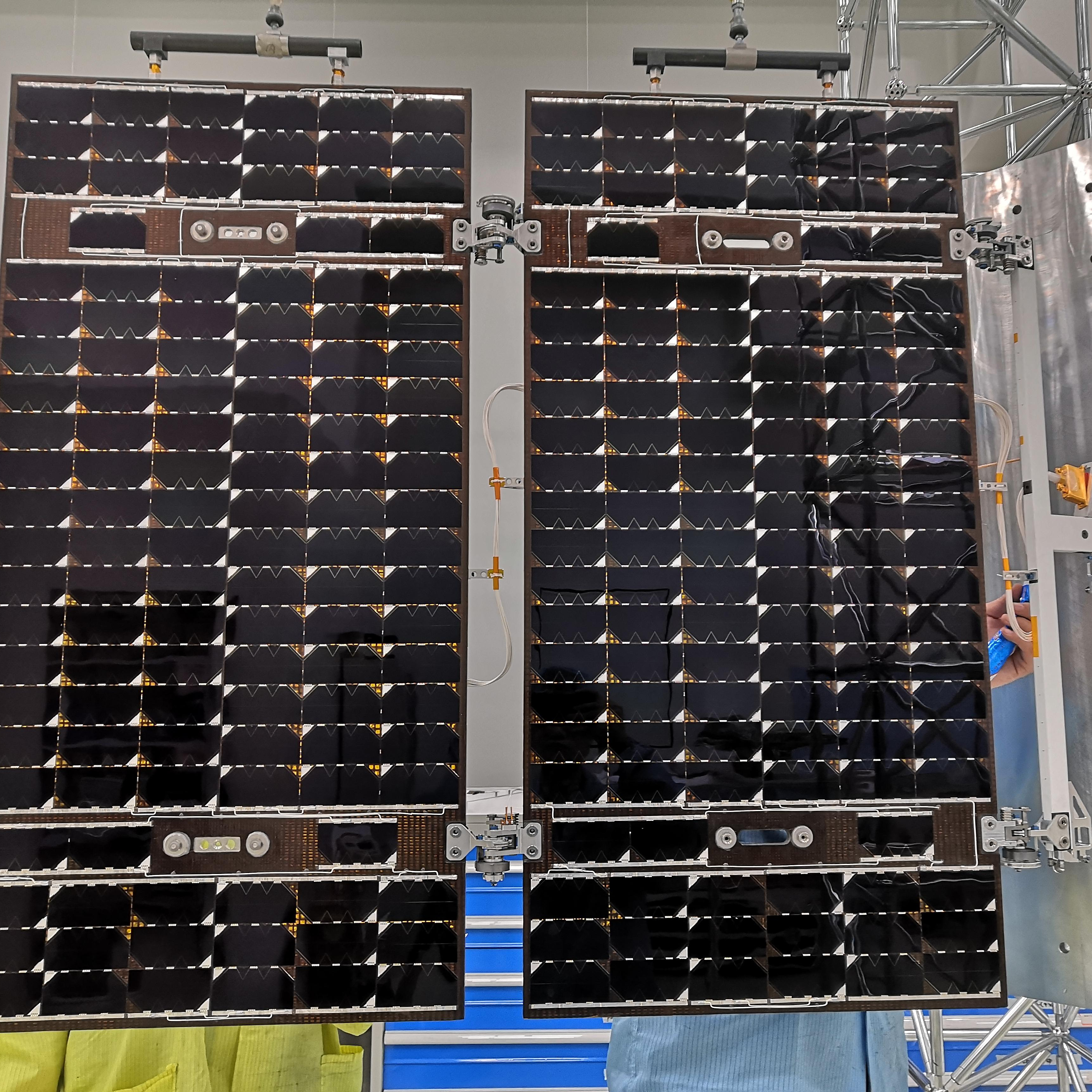 Rigid GaAs Solar Wing Solar Panel Module Spacecraft UAV Balloon Use with PERC HJT N-Type IBC Solar Cell Types