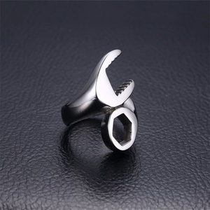 Anillo de Acero Inoxidable con Diseño Único de Llave Mecánica, Chapado en Oro de 18K, Estilo Biker, Joyería de Alta Calidad - Product Image 5