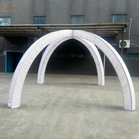 Arche de mariage en acier inoxydable recouverte de tissu blanc, grande structure de toile de fond incurvée pour la décoration de cérémonies et d'événements