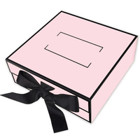 Boîte cadeau de luxe personnalisée en laque noire avec fermoir en métal doré, emballage rigide haut de gamme pour spiritueux, parfums, bijoux et cadeaux de luxe