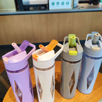 Bouteille d'eau sport en plastique réutilisable sans BPA avec poignée, double paroi, 580 ml, portable, pour étudiants, à prix abordable
