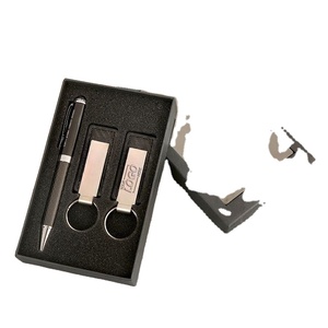 Set de Regalo Ejecutivo: Llavero Metálico Premium y Accesorios para Auto - Regalos Corporativos y de Cumpleaños Perfectos - Product Image 1