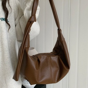 Sac à bandoulière décontracté en cuir souple plissé style coréen, marron, avec fermeture éclair, pour le quotidien, printemps 2024 - Product Image 1