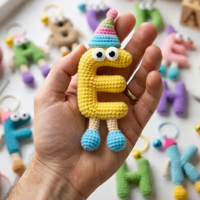Vente en gros Personnalisé 2026 Nouveauté Mignons Sacs Poupées en Crochet Faits Main avec Mots Anglais, Porte-clés et Pendentifs pour Cadeaux de Fêtes