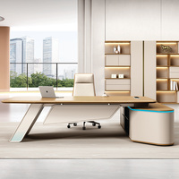 Bureau de direction en forme de L de qualité E1 avec plateau en MDF thermoformé résistant à l'usure, bordure en PVC de 2 mm, gestion intégrée des câbles