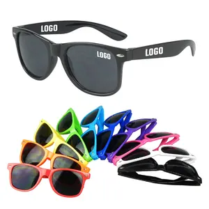 批发定制标志CE UV400低最小起订量男女塑料彩色简单设计促销墨镜定制太阳镜
