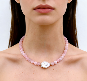 Collier tendance en perles de cristal rose et de perles d'eau douce avec placage or 18 carats, fait main, cadeau pour femme - Product Image 1