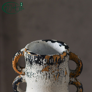 Vase en résine style Wabi Sabi avec poignées, design antique vieilli pour la décoration intérieure, arrangement de fleurs séchées - Product Image 4