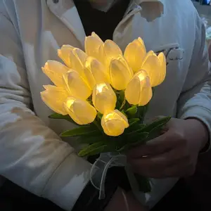 Bunga Tulip buatan dengan lampu LED, cahaya Tulip musim semi merah muda daya baterai untuk Dekorasi Hari Ibu