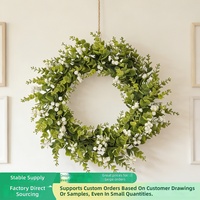 Couronne d'eucalyptus artificielle personnalisée OEM en gros pour la décoration de porte d'entrée printanière style ferme avec fleurs blanches