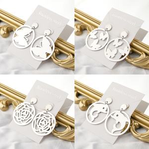 Pendientes de Moda Vintage de Acero Inoxidable al por Mayor, Chapado en Oro Personalizado, Diseño de Letras Bonitas, Joyería para Mujeres y Hombres - Product Image 4