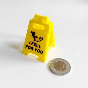 Letrero Decorativo de Escritorio con Diseño Moderno y Simple, Estilo A-frame, para el Día de San Valentín, con la Frase 'I Fell for You' - Product Image 2