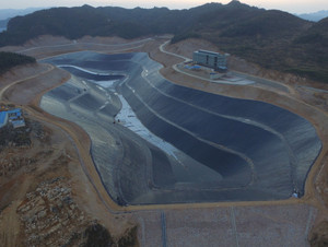 Géomembrane composite HDPE avec support géotextile, revêtement imperméable écologique pour bassins piscicoles, barrages, aménagements paysagers, lagunes et toitures - Product Image 5